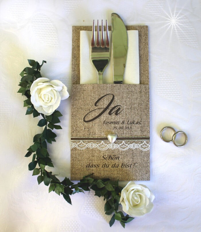 Bestecktasche Leinenoptik zur Hochzeit "Ja" mit echter Spitze und Perlmutherz, personalisiert Design 7002