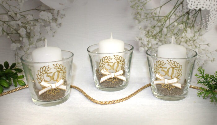 3 Dekogläschen zur Goldenen Hochzeit, mit Schleife, goldenem Sand und Kerze ideal für Ihre Tischdekoration