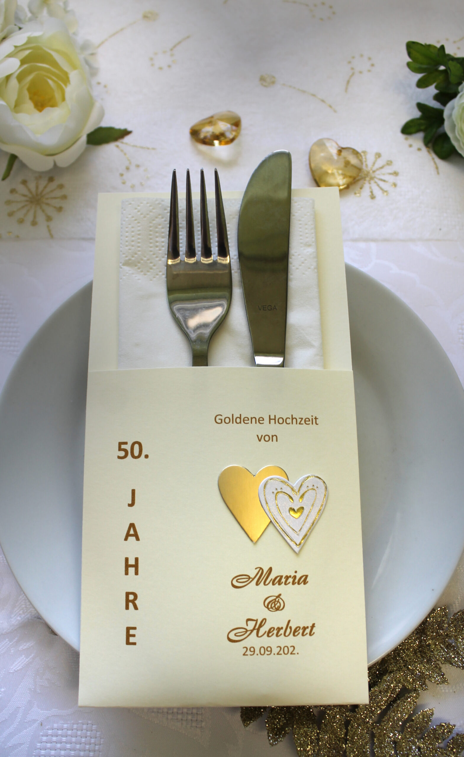 bestecktasche-zur-goldenen-hochzeit-mit-herzen-personalisiert