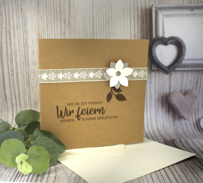 Einladung zum Geburtstag aus Kraftkarton mit Leinenband und Blüte incl. Einlegeblatt & Umschlag Design 95007